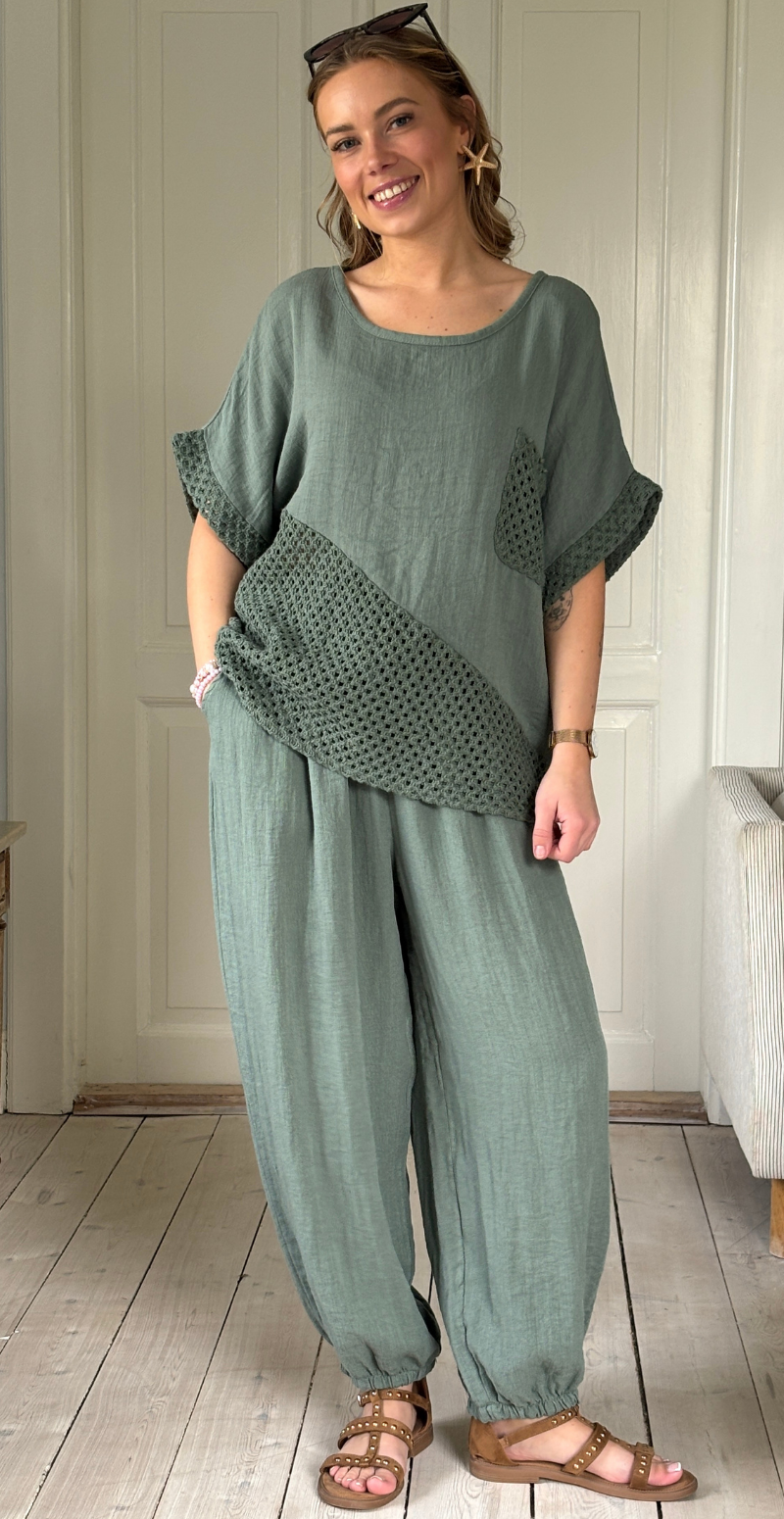 Gladys bluse med kort ærme og hæklede detaljer light militare LikeLondon