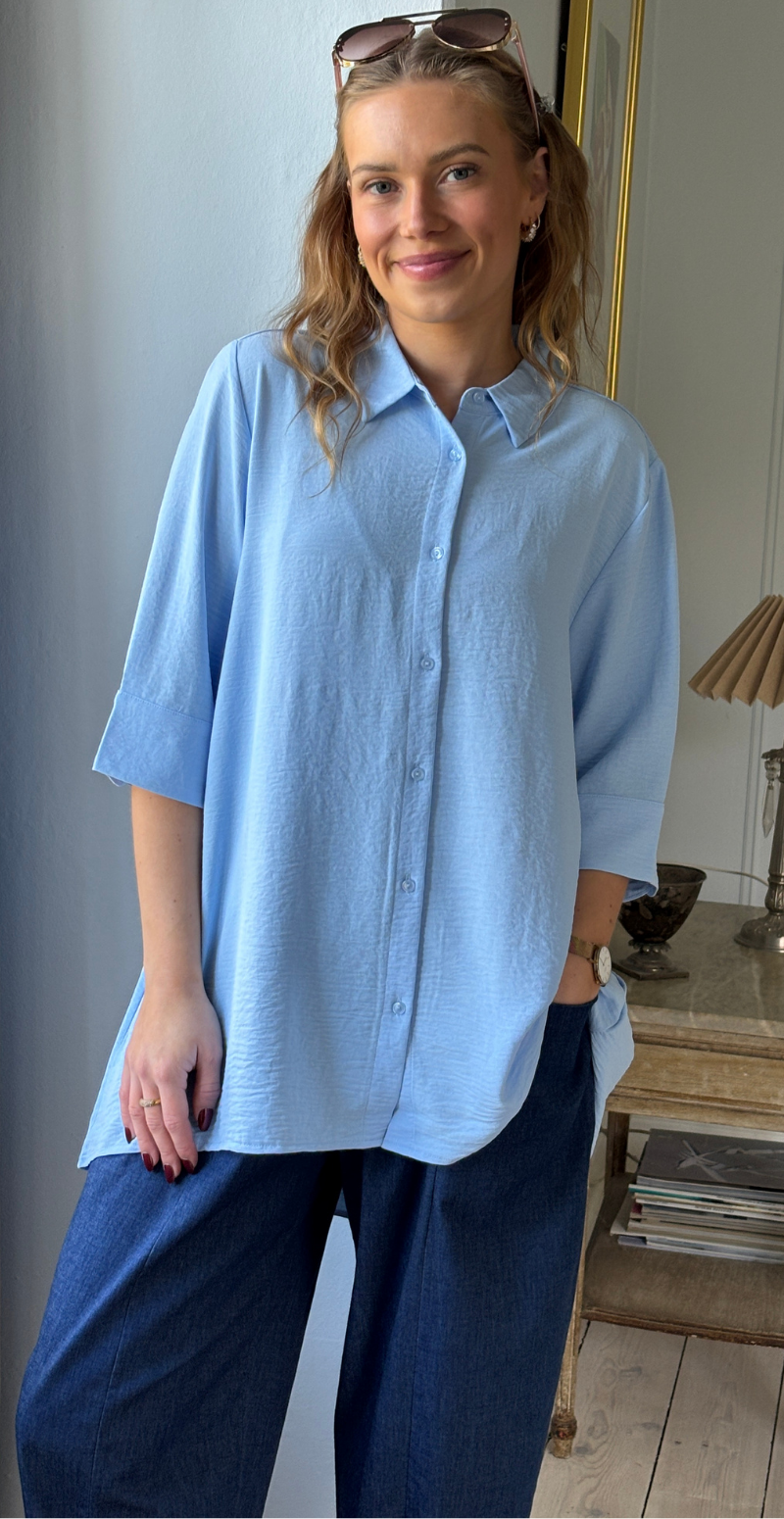 Carrie skjortebluse med længde bagtil lysblå LikeLondon