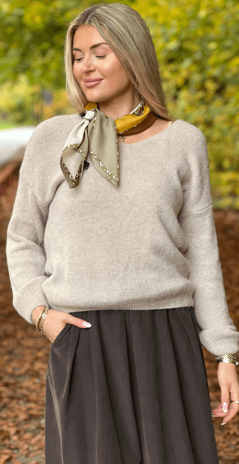 Cara uld strik med V-hals sand LikeLondon