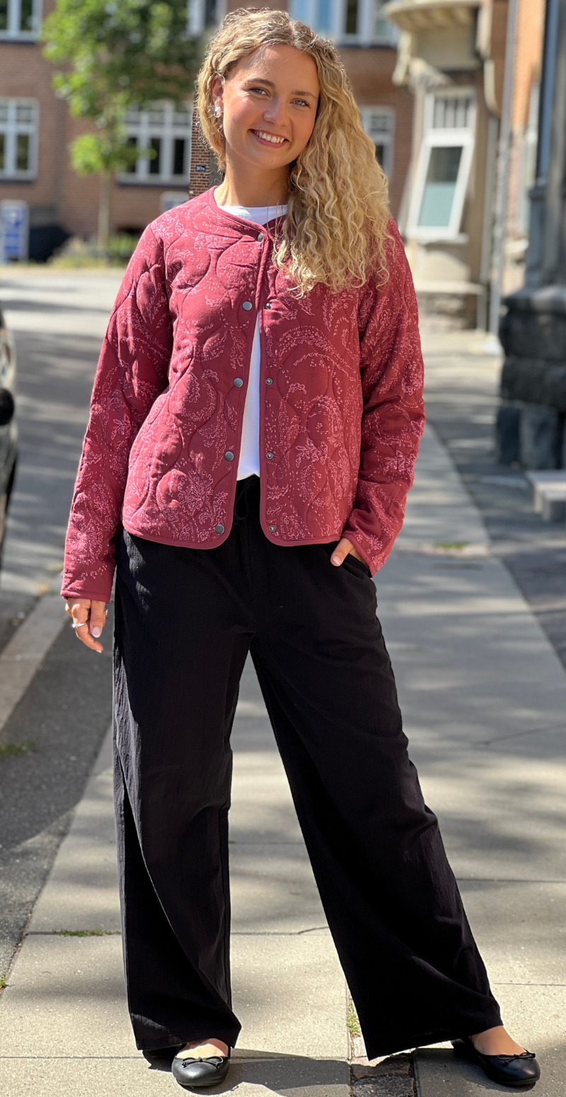 Wilma quiltet jakke med mønster bordeaux LikeLondon