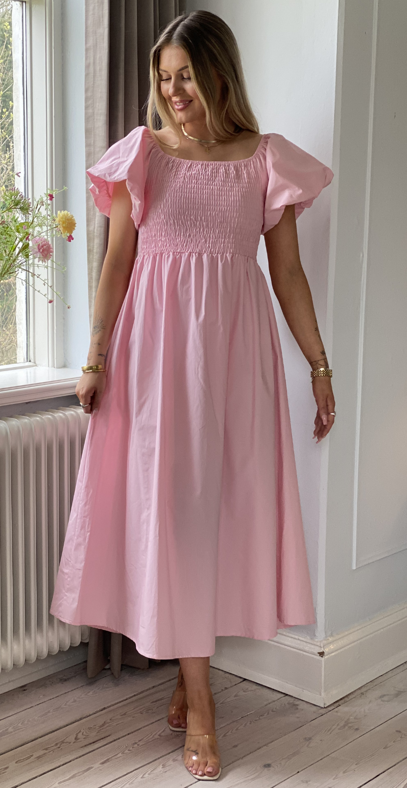 Annebell lang kjole med smock og pufærmer rosa LikeLondon