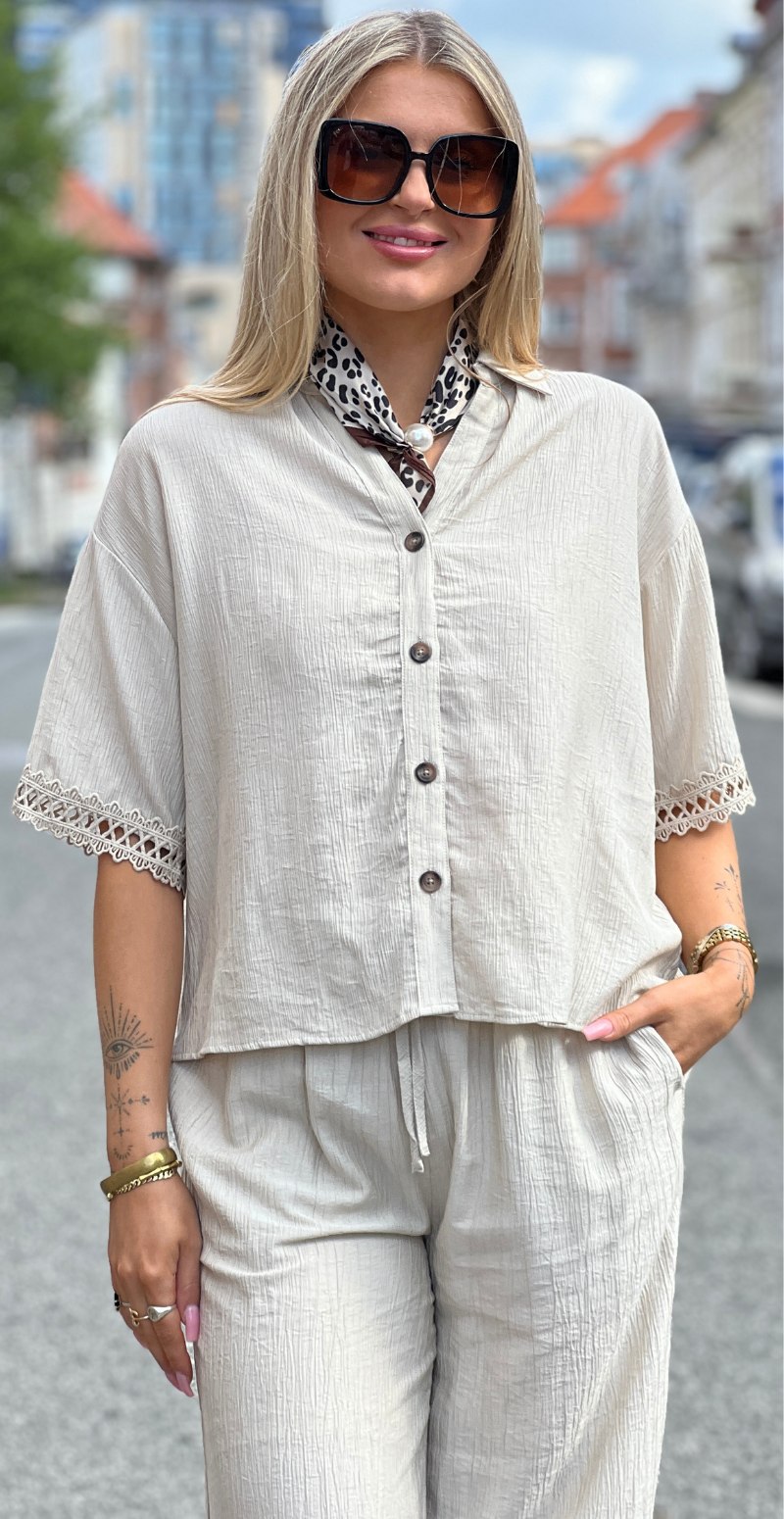 Regina skjortebluse med blondekant beige LikeLondon