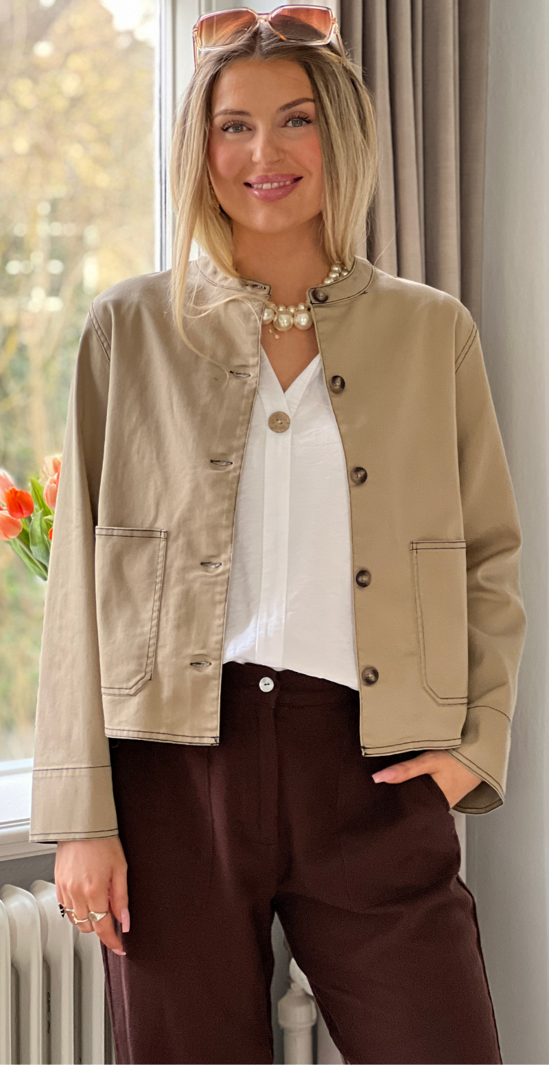 Penny jakke med tydelige stikninger camel LikeLondon
