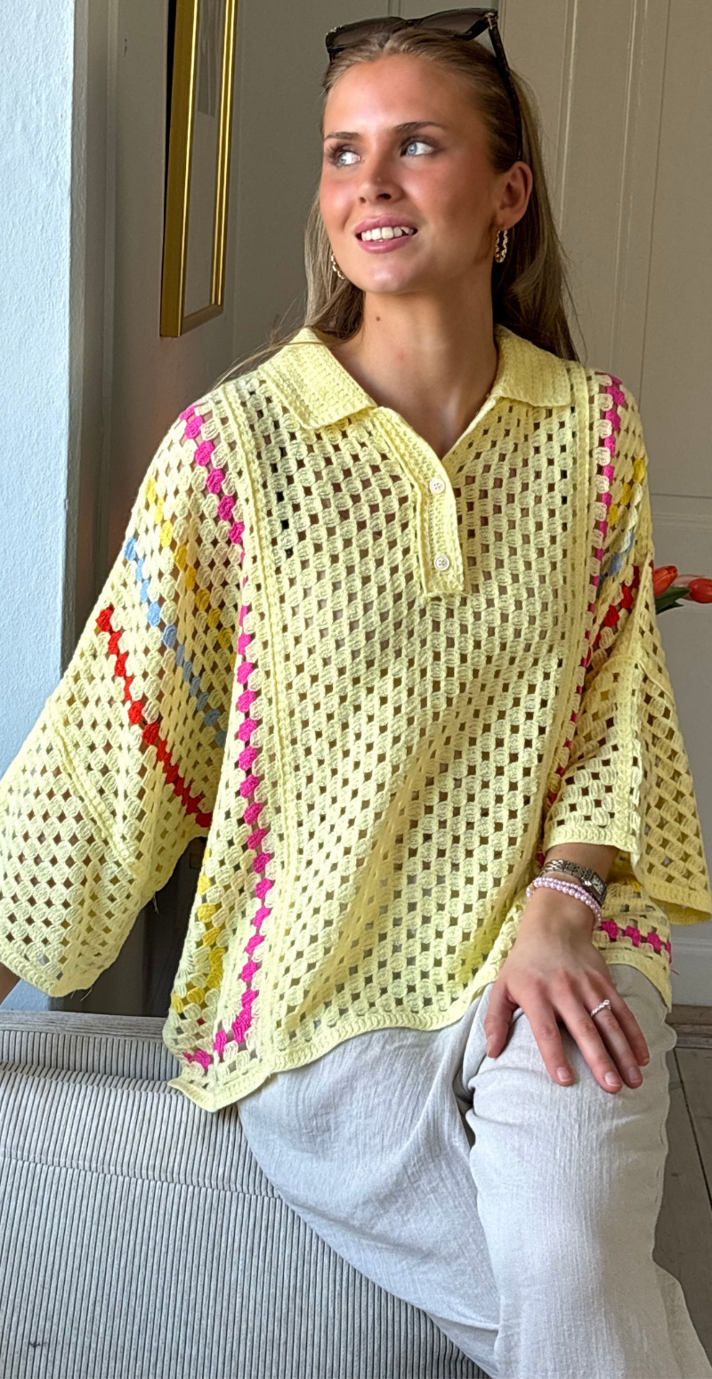 Thelma hæklet bluse med stolpelukning og krave gul LikeLondon