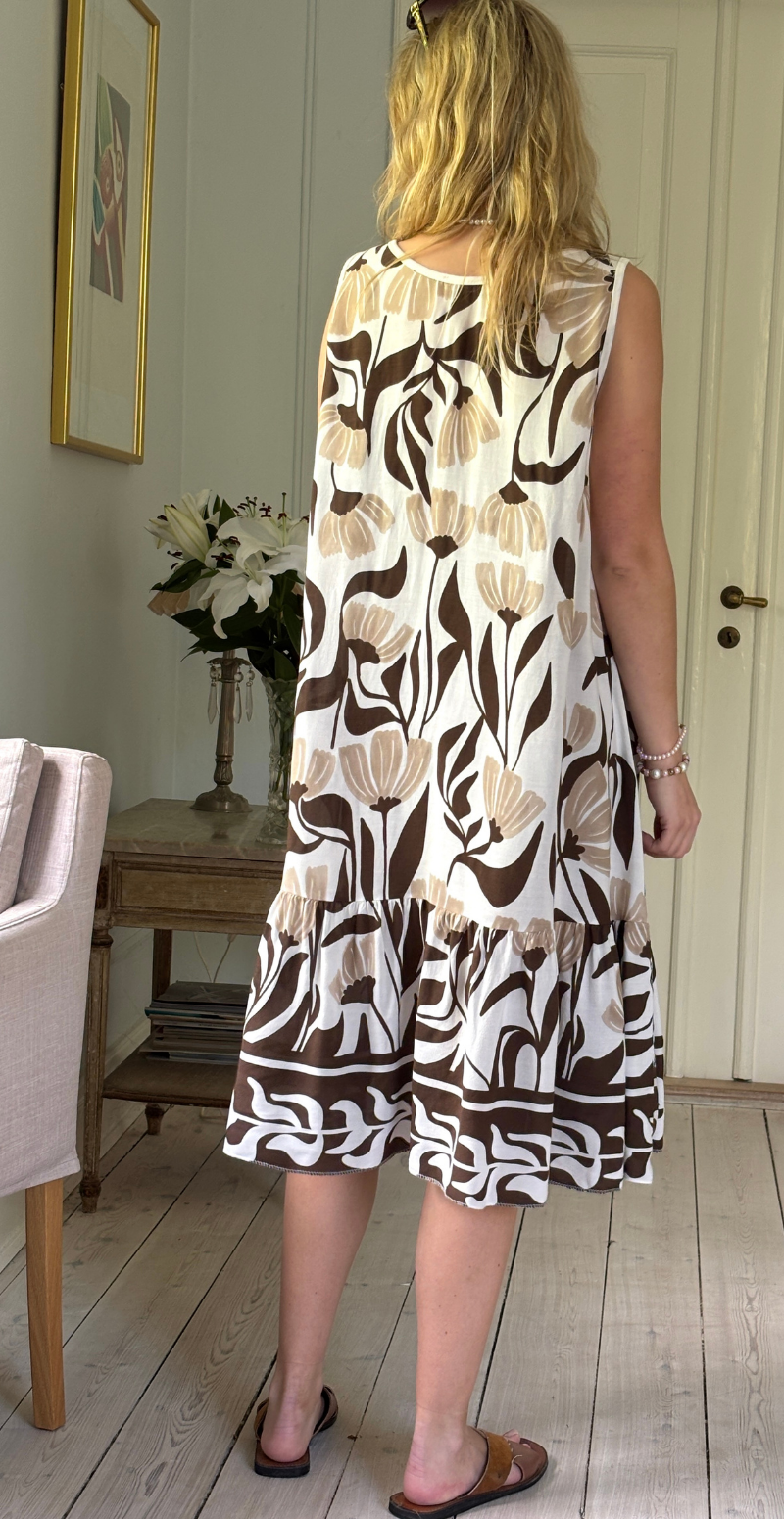 Enrica kjole med brede stropper og blomsterprint brun LikeLondon