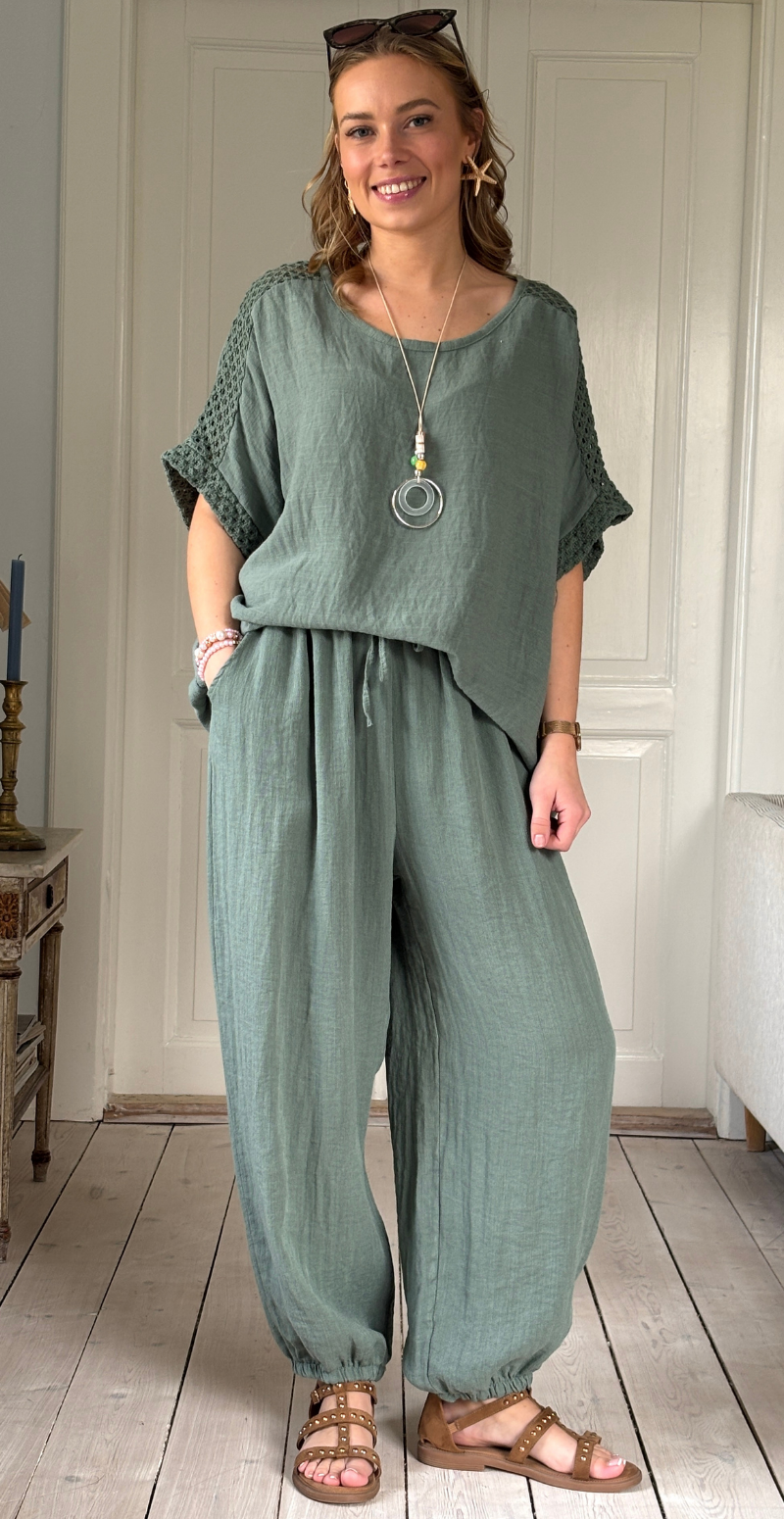 Ethel bluse med hæklede detaljer og halskæde light militare LikeLondon