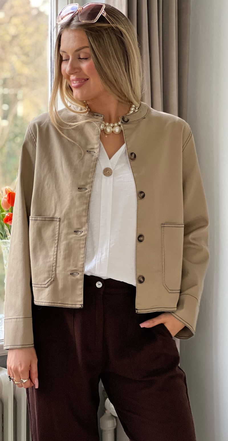 Penny jakke med tydelige stikninger camel LikeLondon