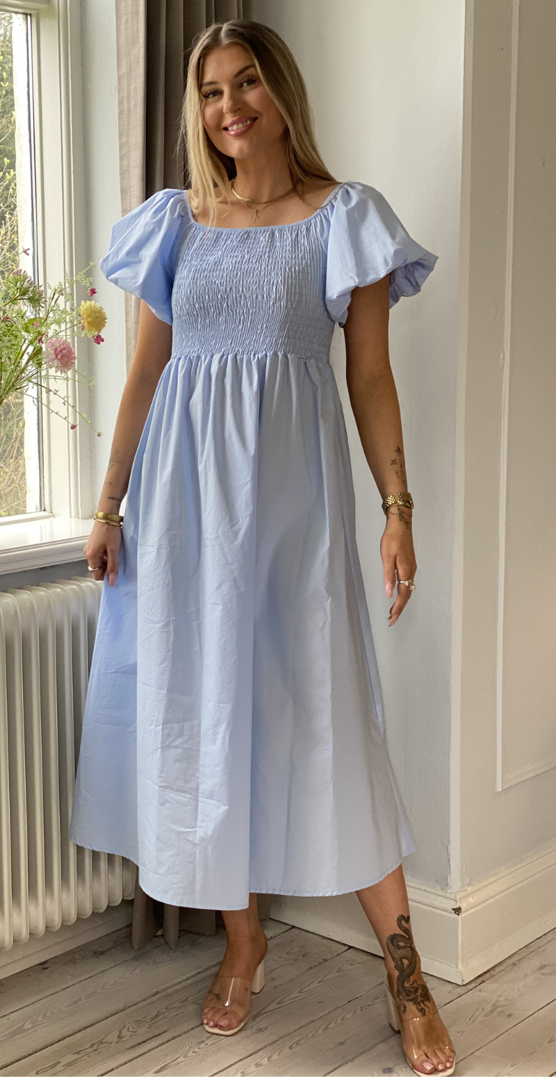 Annebell lang kjole med smock og pufærmer sky blue LikeLondon