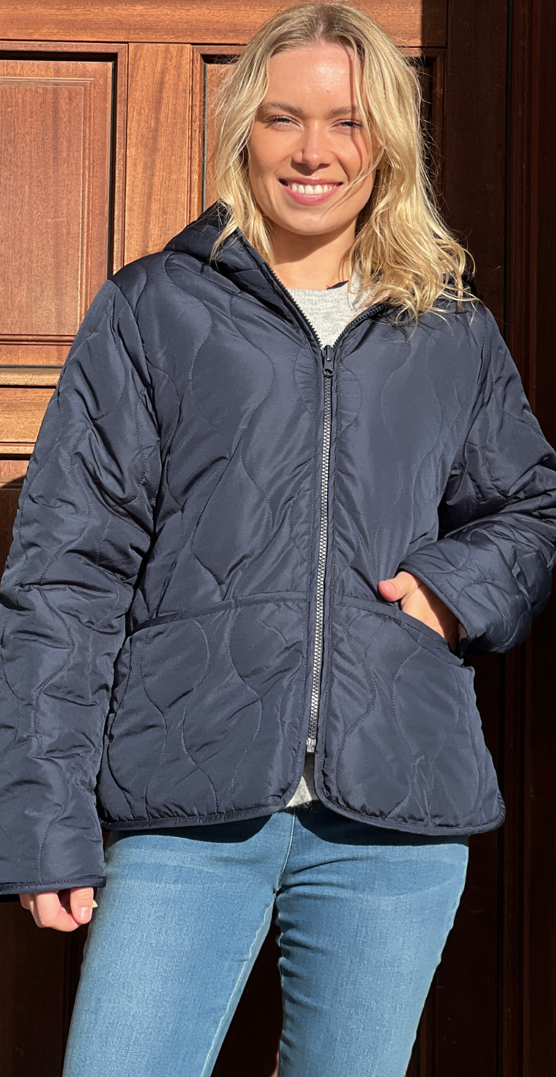 Amara kort vendbar jakke i quiltet og teddylook navy LikeLondon