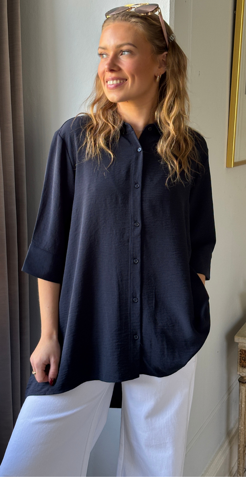Carrie skjortebluse med længde bagtil navy LikeLondon
