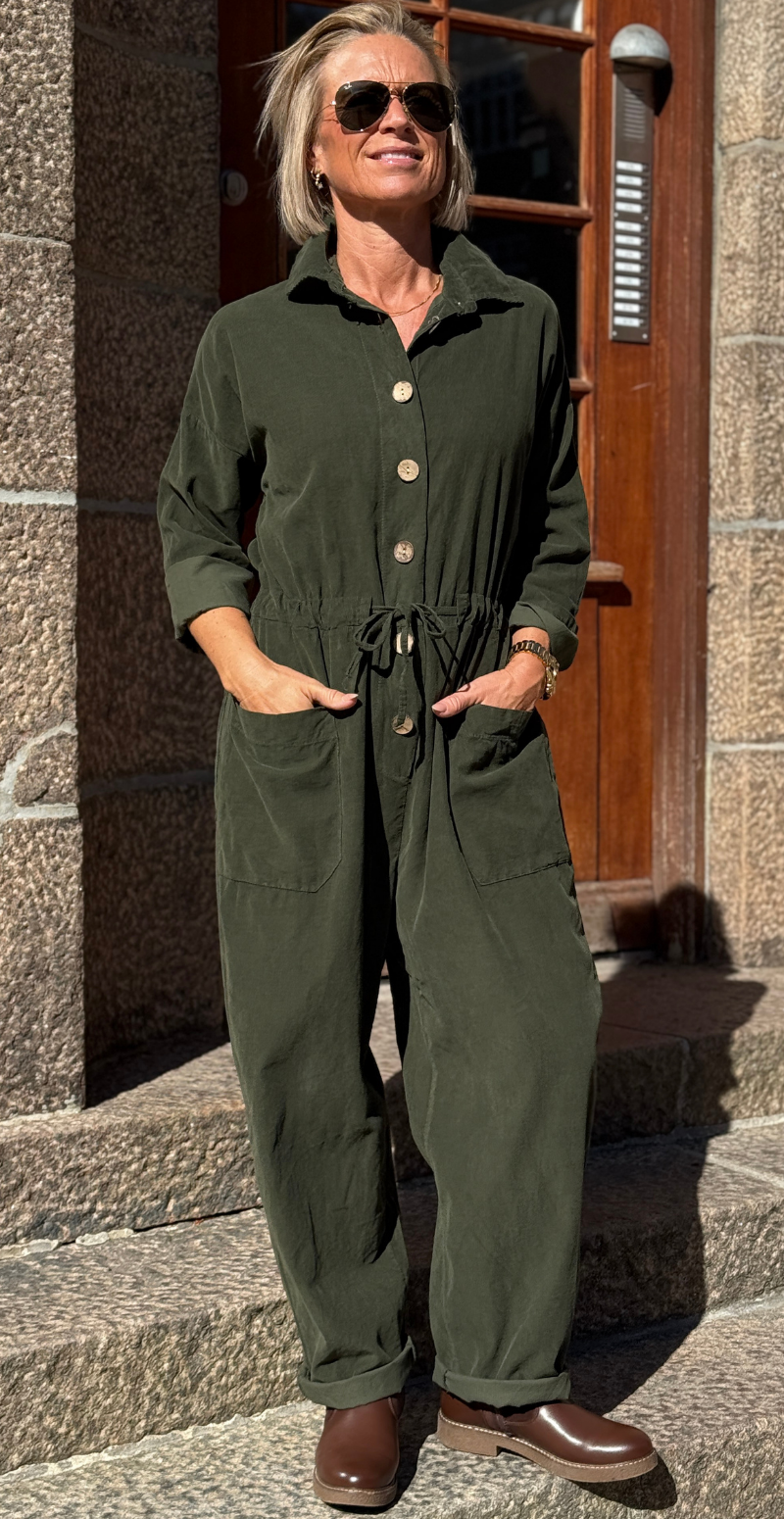 Otilia buksedragt med træknapper og snøre i taljen militare LikeLondon