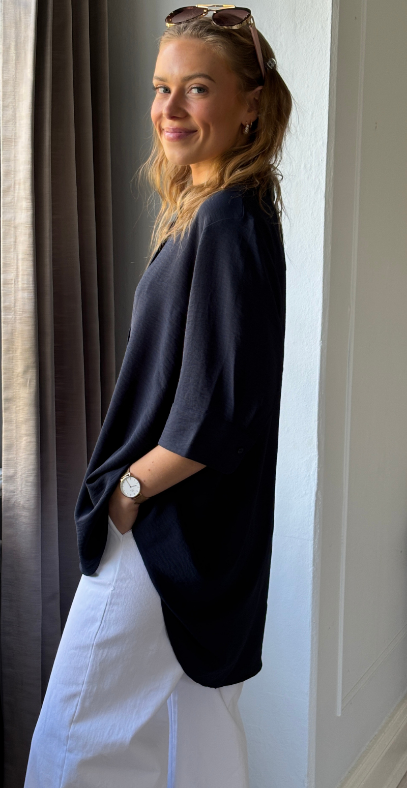 Carrie skjortebluse med længde bagtil navy LikeLondon