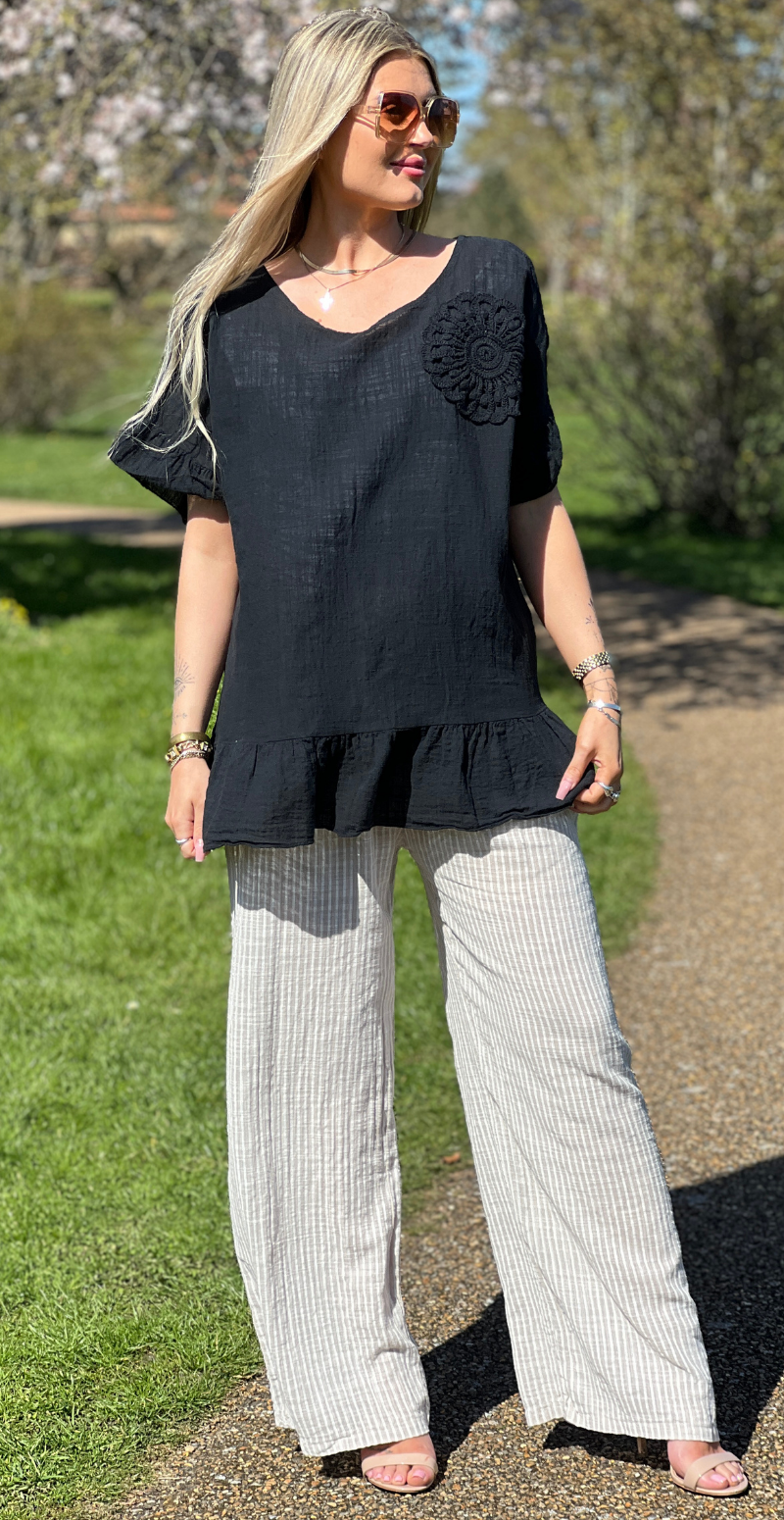 Carolina kortærmet bluse med peplum og hæklet blomst sort LikeLondon