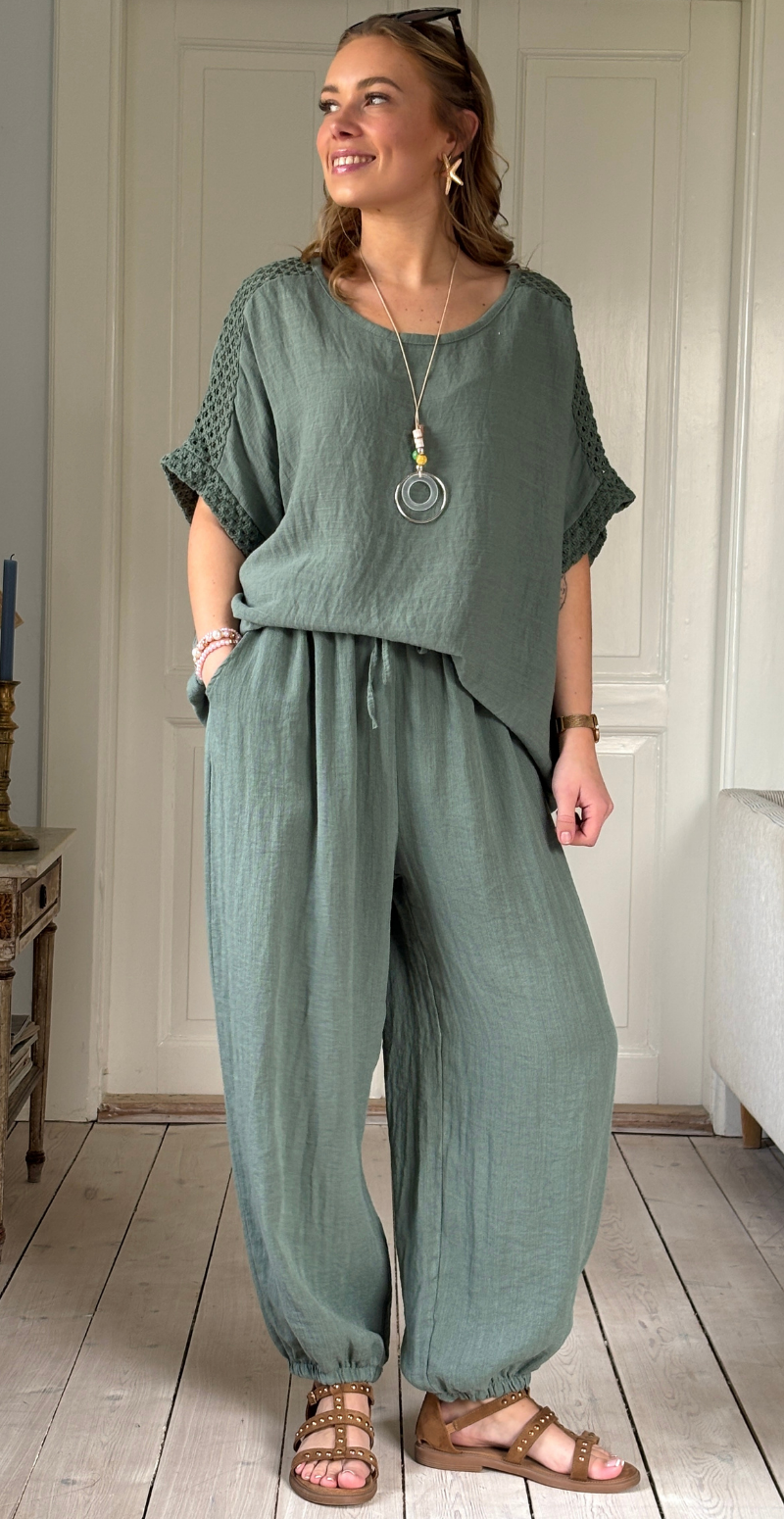 Ethel bluse med hæklede detaljer og halskæde light militare LikeLondon