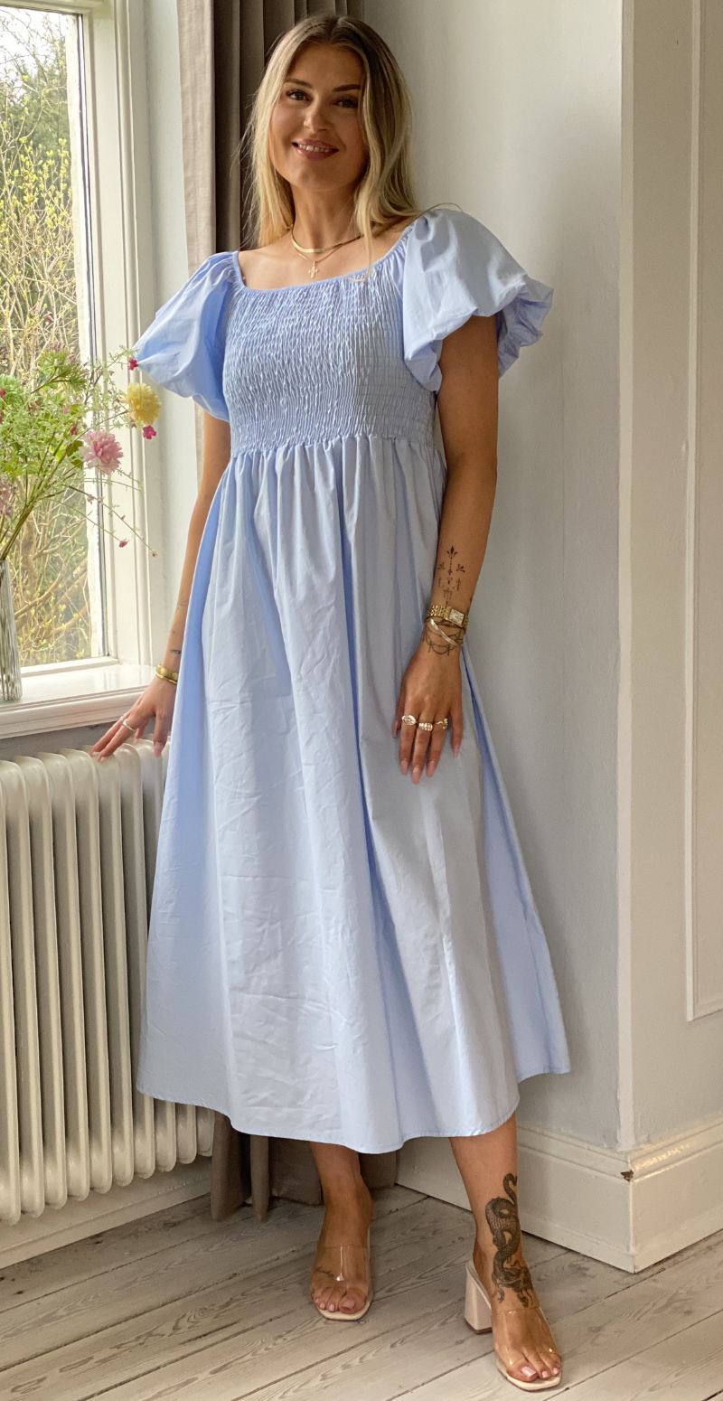 Annebell lang kjole med smock og pufærmer sky blue LikeLondon
