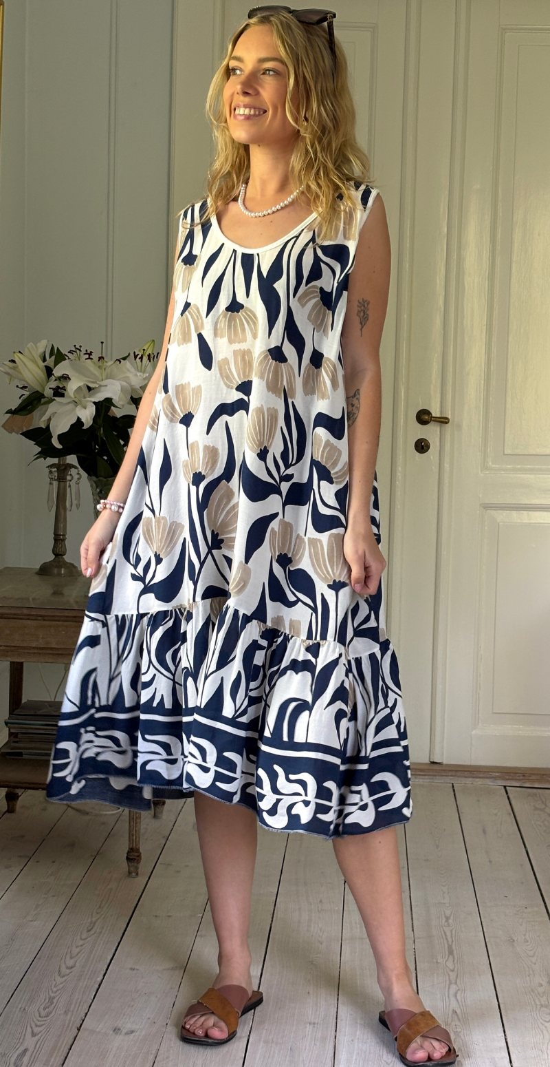 Enrica kjole med brede stropper og blomsterprint navy LikeLondon