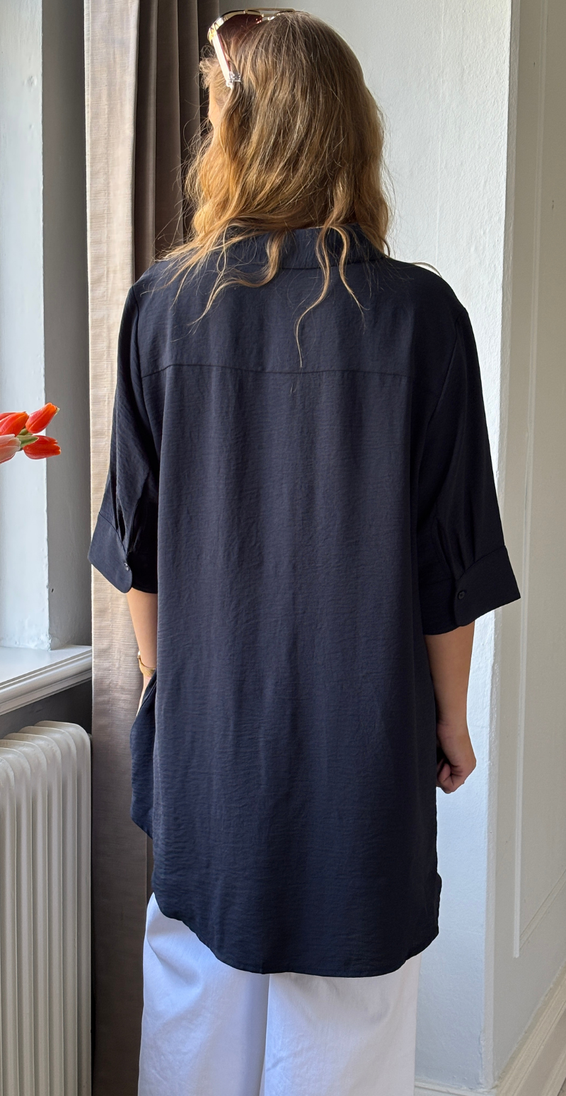 Carrie skjortebluse med længde bagtil navy LikeLondon