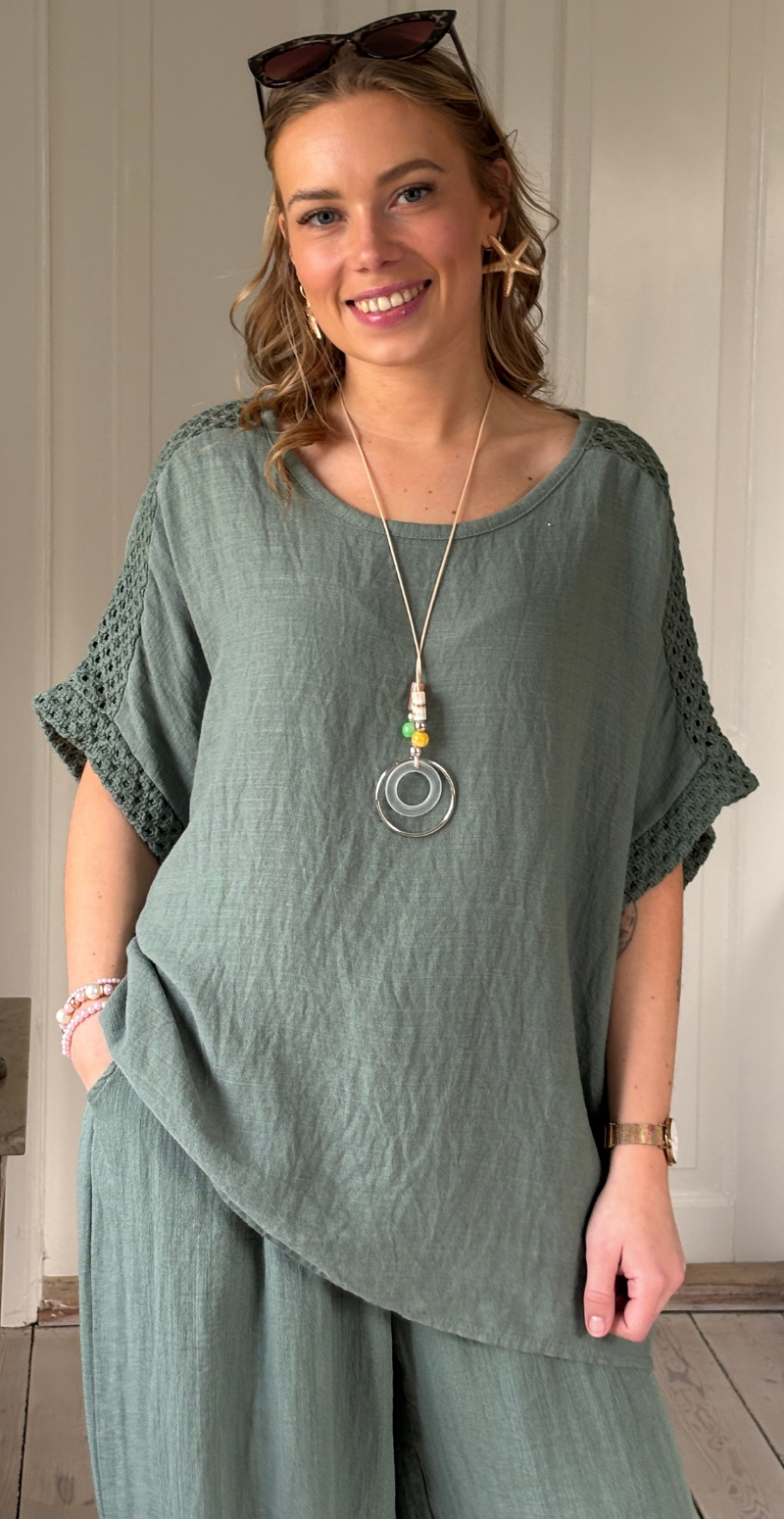 Ethel bluse med hæklede detaljer og halskæde light militare LikeLondon