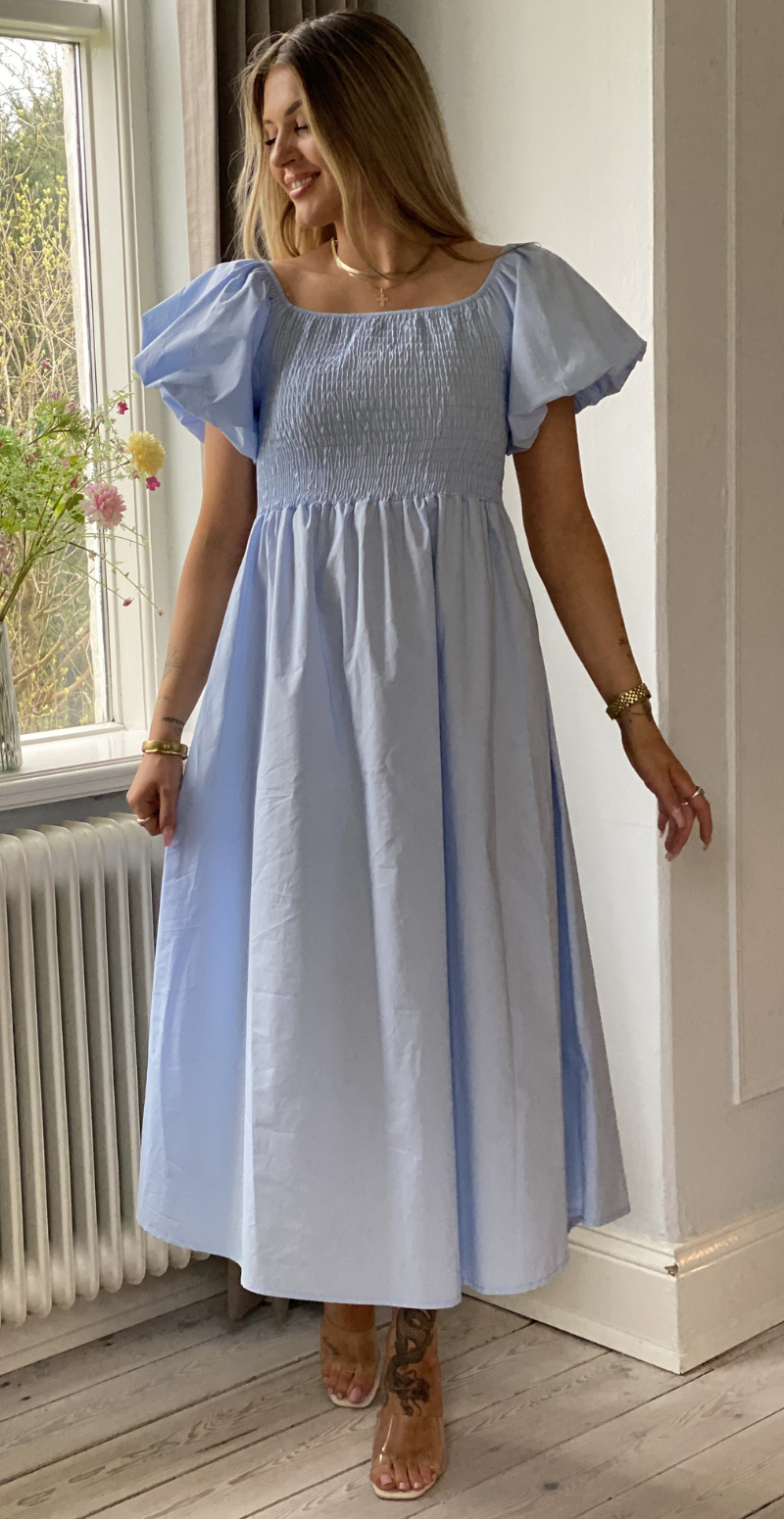 Annebell lang kjole med smock og pufærmer sky blue LikeLondon