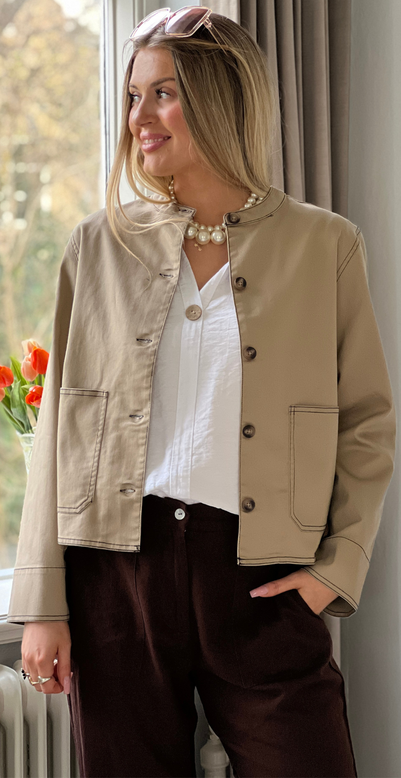 Penny jakke med tydelige stikninger camel LikeLondon