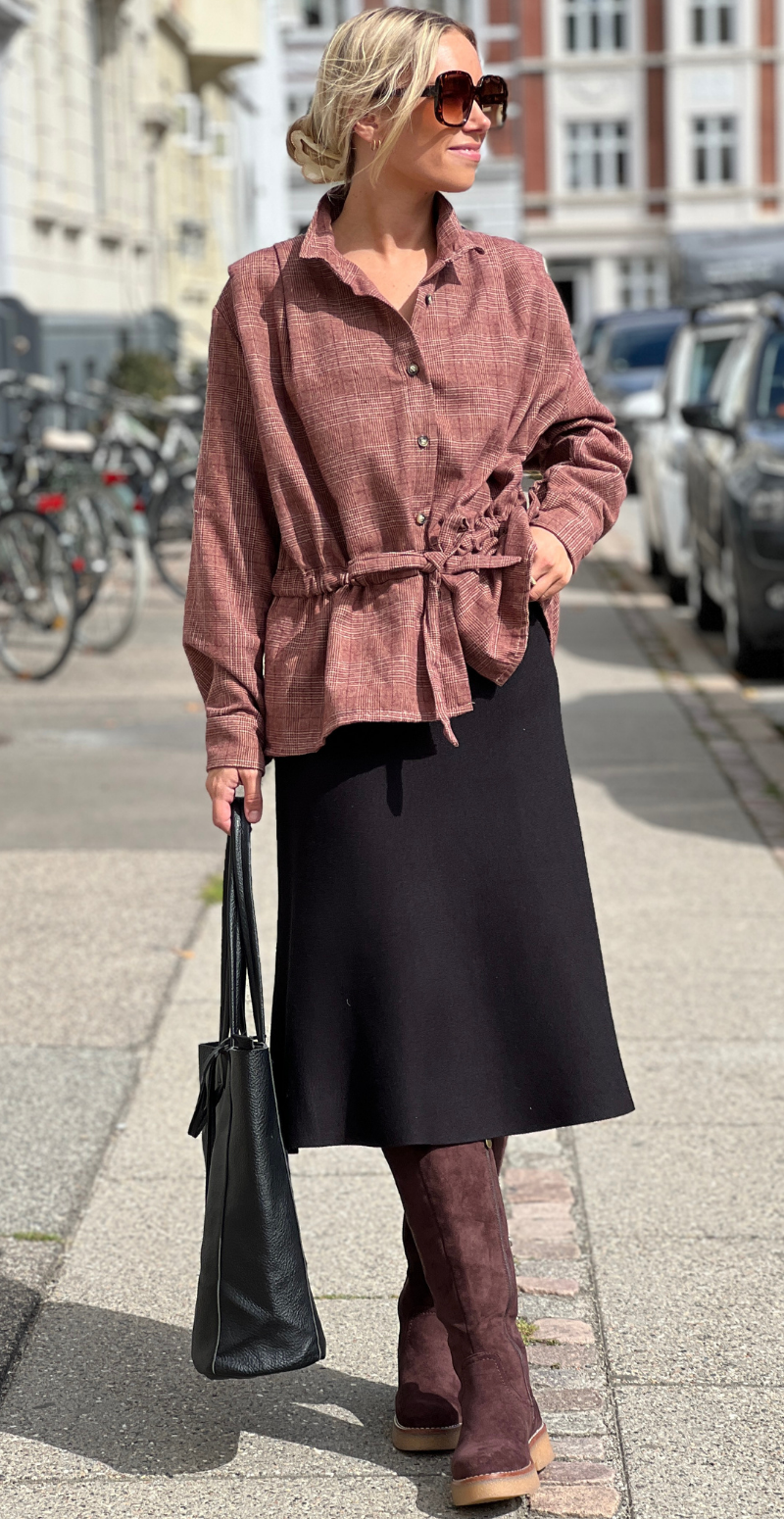 Babette ternet skjorte med bindebånd i taljen bordeaux LikeLondon