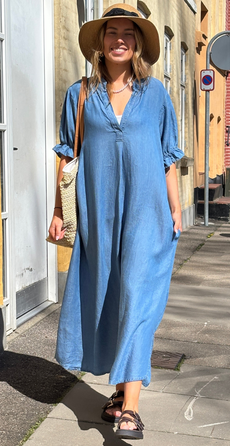 Antali lang kjole med v-hals og puf ved ærmet medium jeans LikeLondon