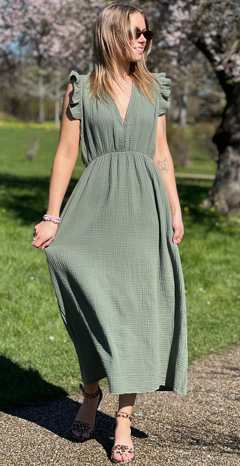 Elegant, lang salviegrøn gauze-kjole med V-hals, let taljering og flæseærmer - sommerlig, stilren styling med leopardprint sandaler, forhandles hos LikeLondon.