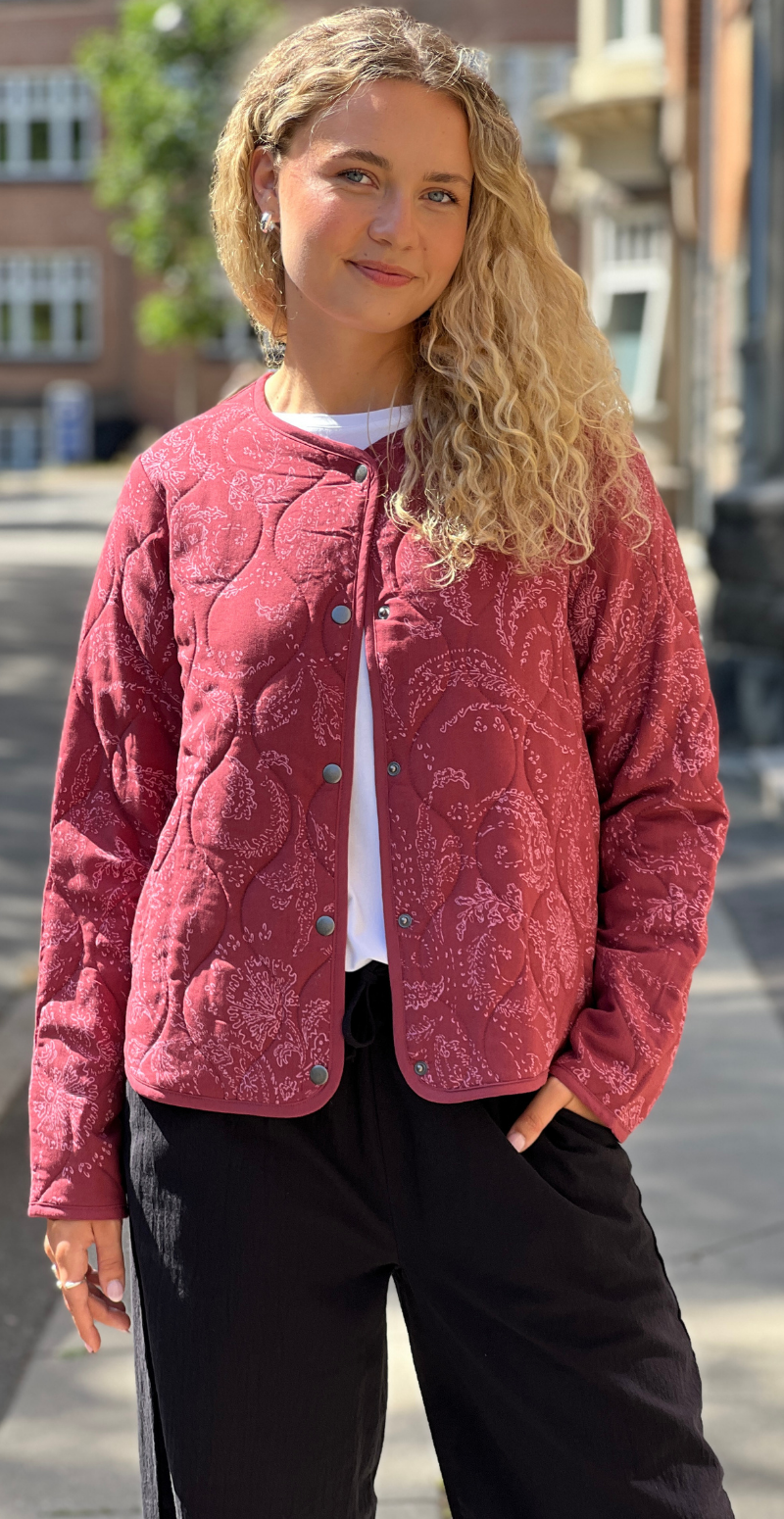 Wilma quiltet jakke med mønster bordeaux LikeLondon