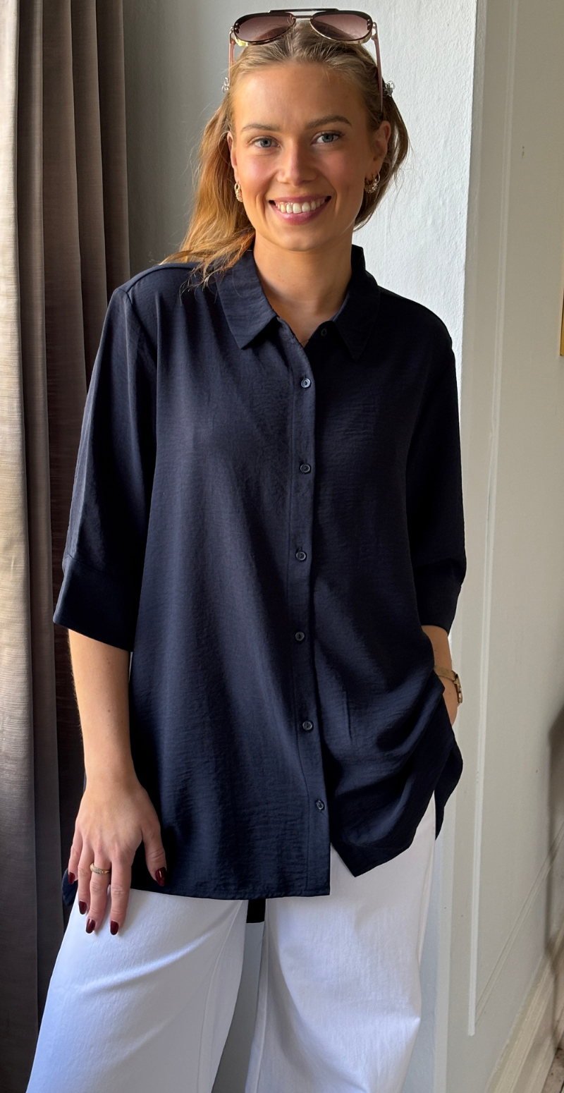 Carrie skjortebluse med længde bagtil navy LikeLondon
