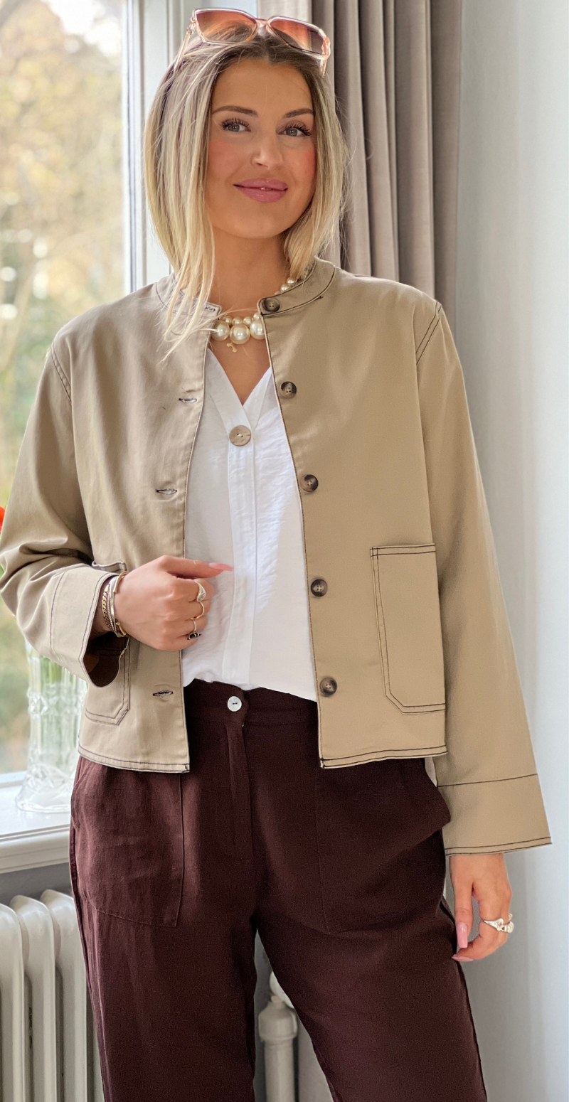 Penny jakke med tydelige stikninger camel LikeLondon