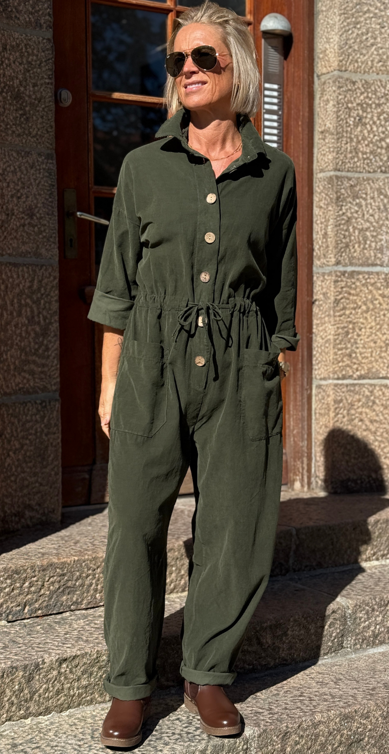Otilia buksedragt med træknapper og snøre i taljen militare LikeLondon