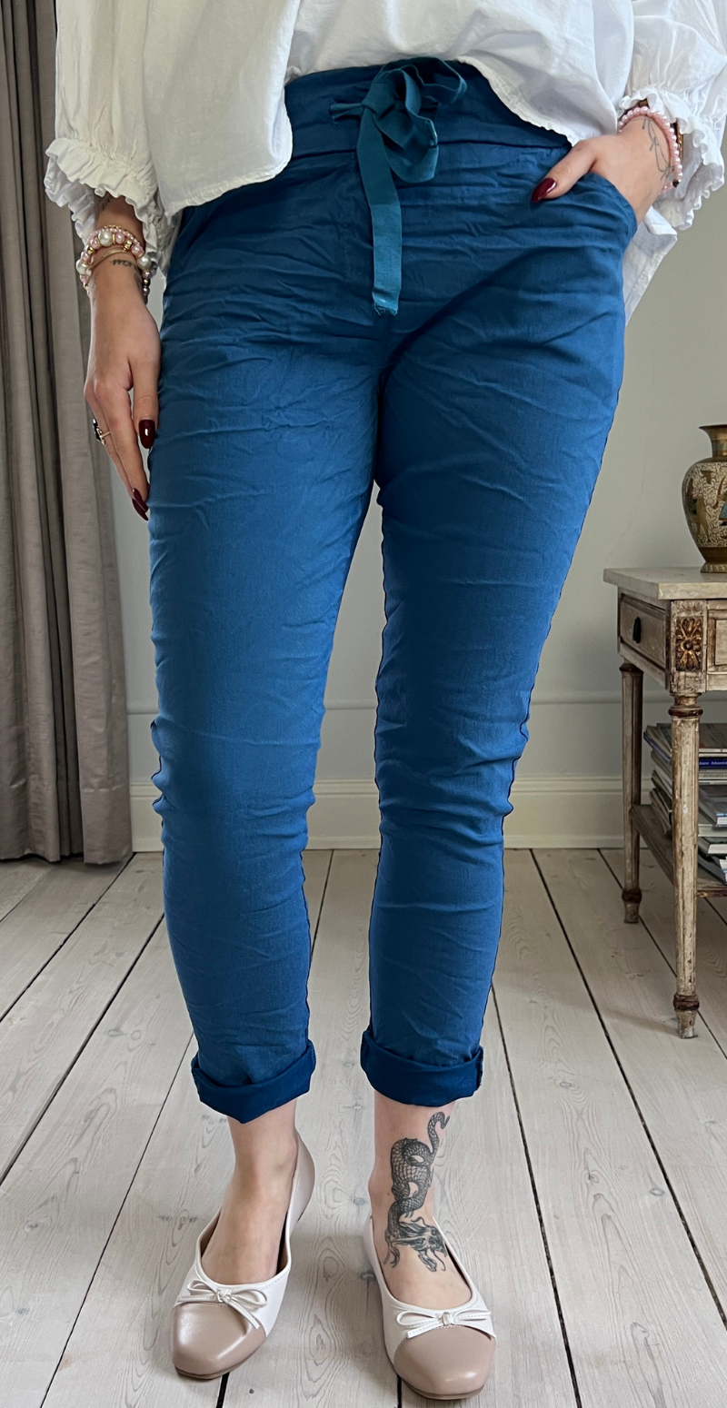 Nora luksus bukser blue pavone LikeLondon