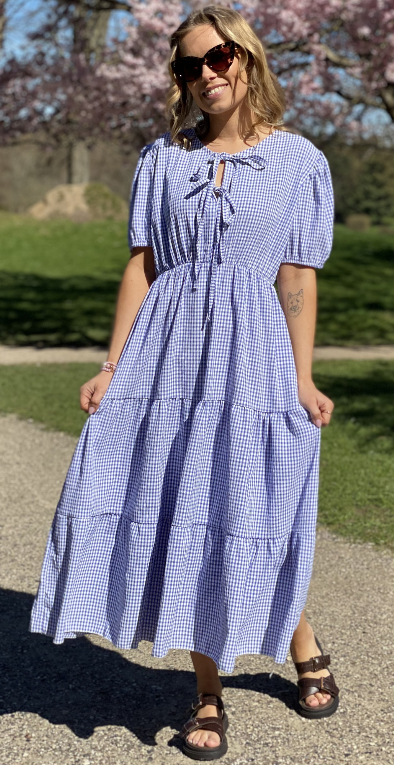 Karla småternet lang kjole med peplum og bindebånd denim LikeLondon