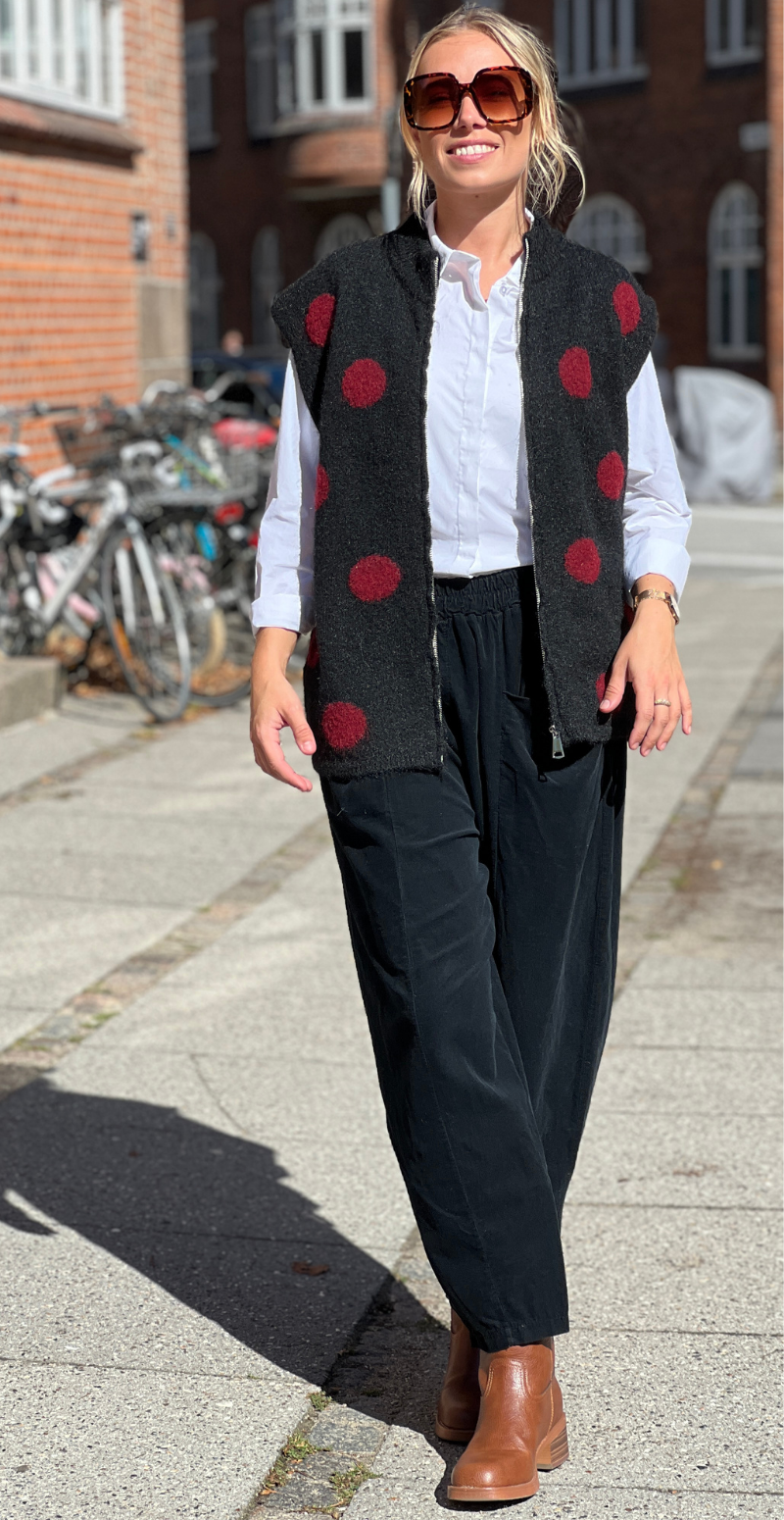Klara strikvest med prikker og lynlås fortil sort LikeLondon