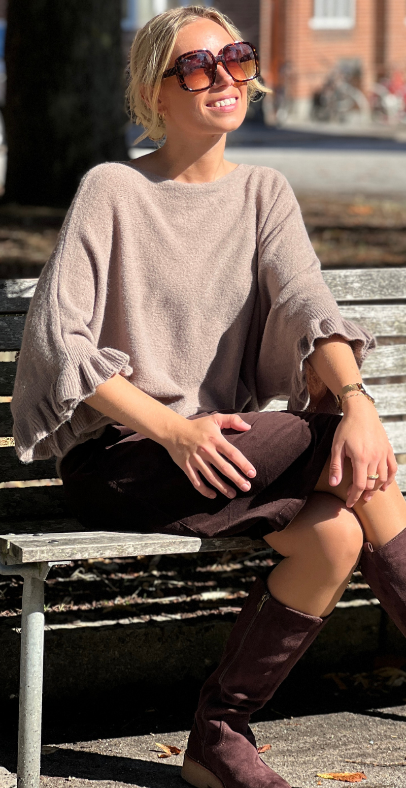 Louise strikbluse i baby alpaca med flæsedetaljer og 3/4 ærmer fango LikeLondon
