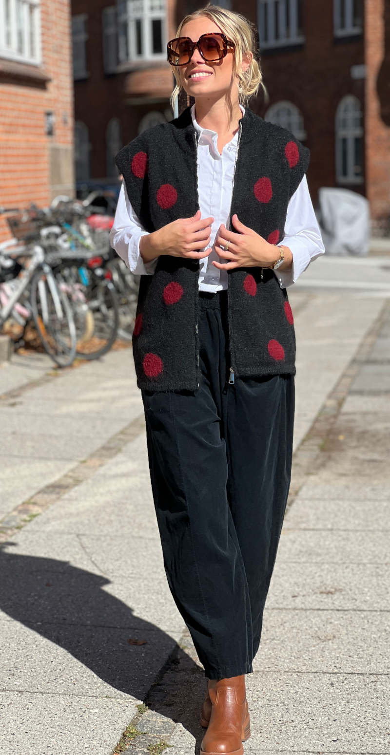 Klara strikvest med prikker og lynlås fortil sort LikeLondon
