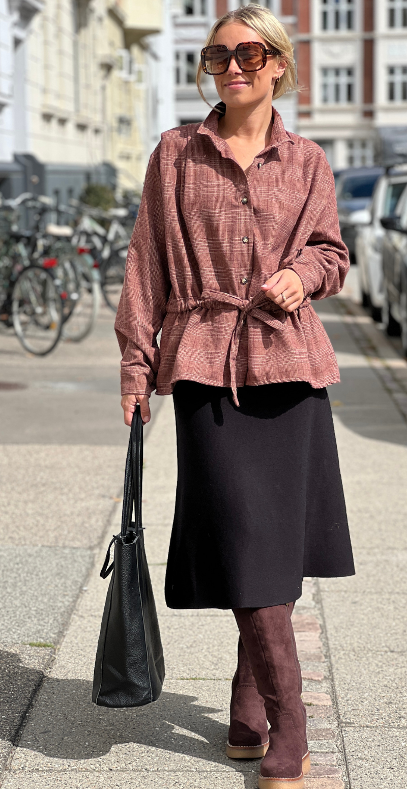 Babette ternet skjorte med bindebånd i taljen bordeaux LikeLondon