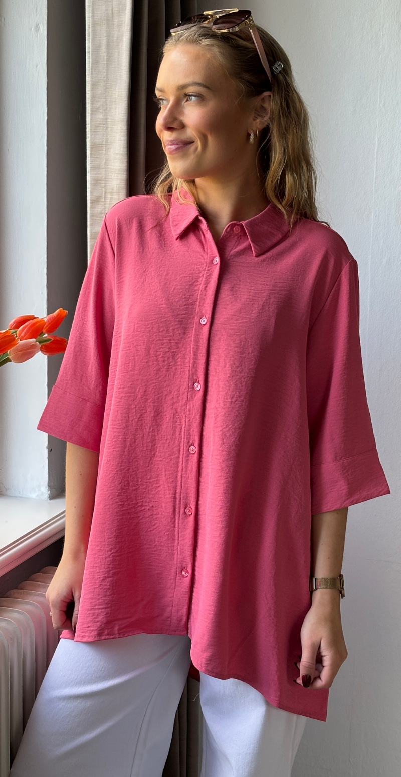 Carrie skjortebluse med længde bagtil rosa LikeLondon