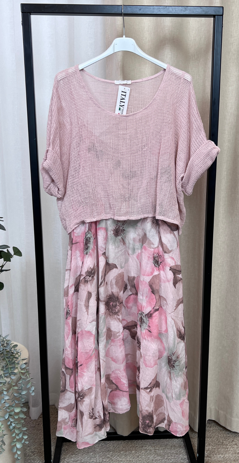 Ophelia kjole med blomsterprint og tynde stropper med tilhørende bluse pink LikeLondon