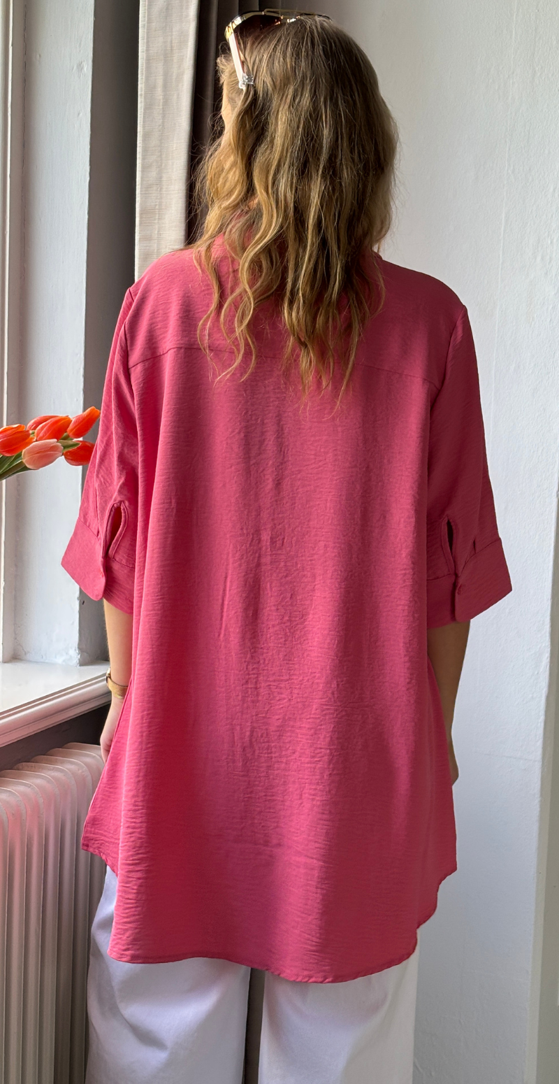 Carrie skjortebluse med længde bagtil rosa LikeLondon