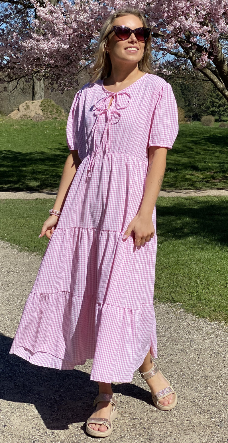 Karla småternet lang kjole med peplum og bindebånd rosa LikeLondon