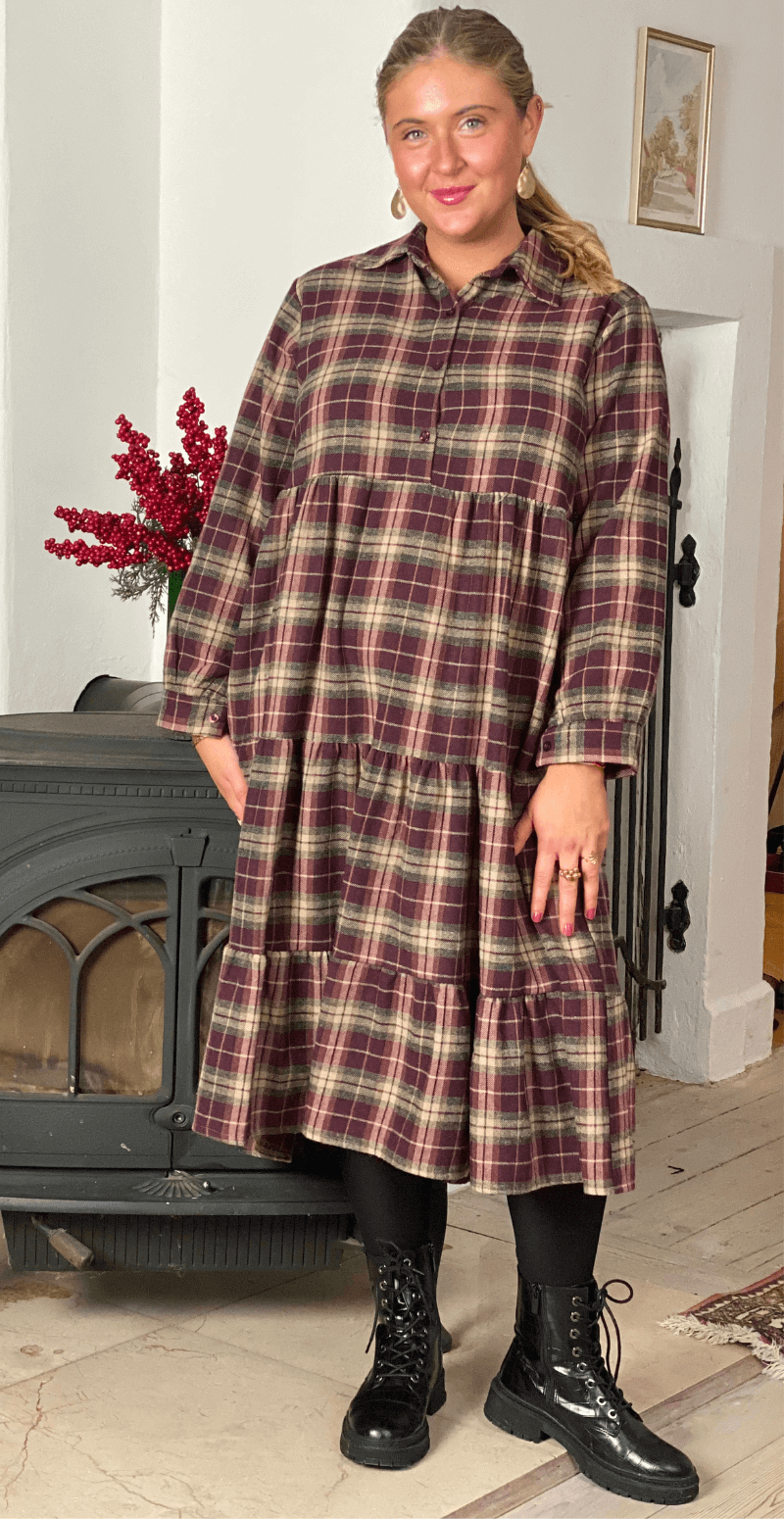 Naya ternet kjole med peplum effekt bordeaux LikeLondon