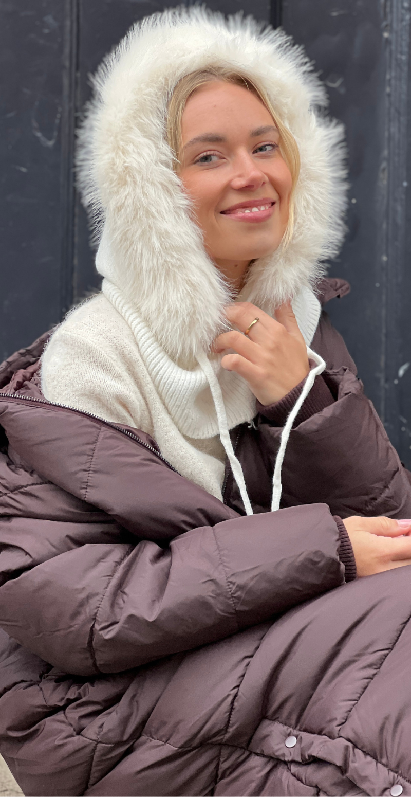 Balaclava med pelskant og snøre hvid LikeLondon