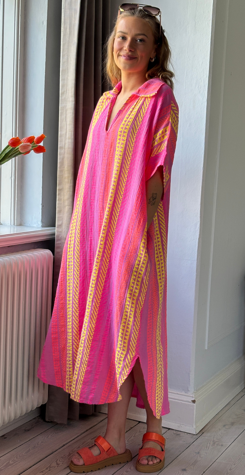 Flora lang kjole i musselin med grafisk mønster pink LikeLondon