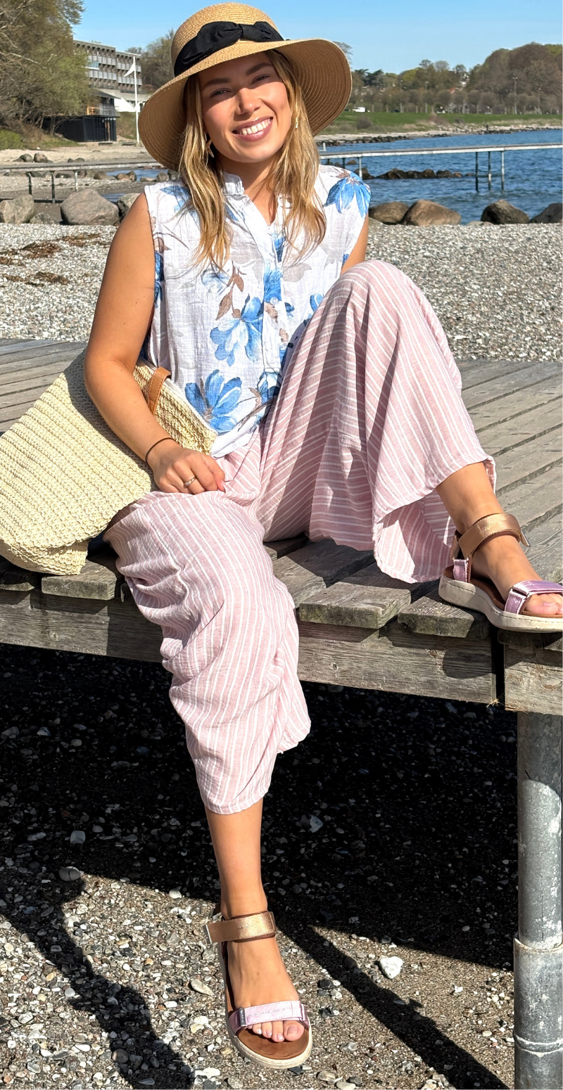 Dorota top med knapstolpe og store blomster hvid LikeLondon