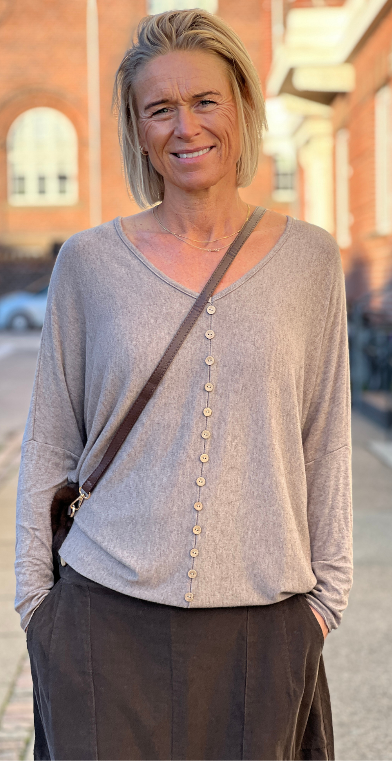 Josephine bluse med pynteknapper fango LikeLondon