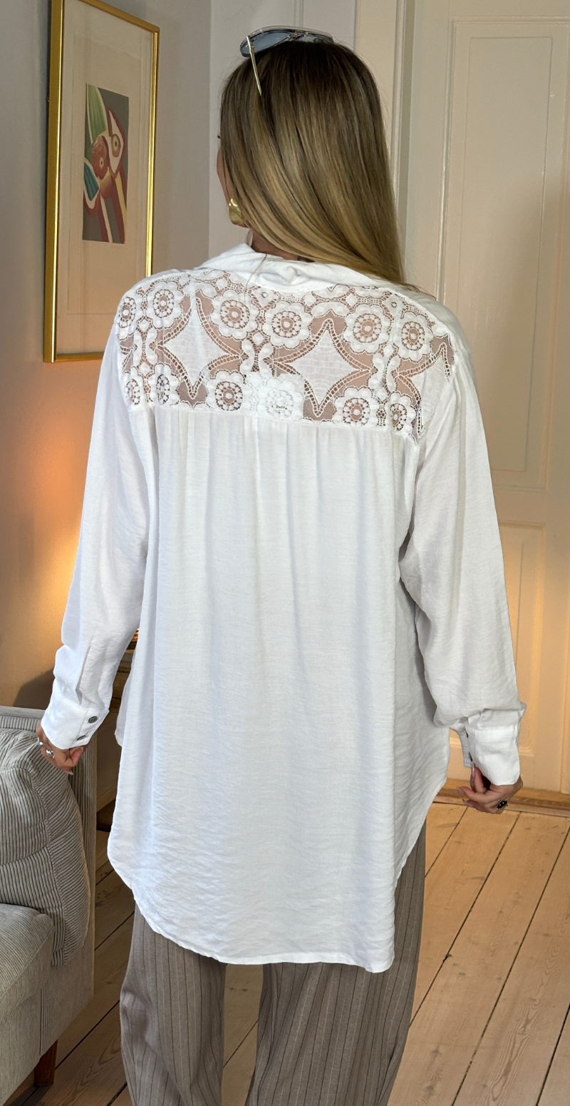 Tabitha skjorte med blonde detalje på ryggen hvid LikeLondon