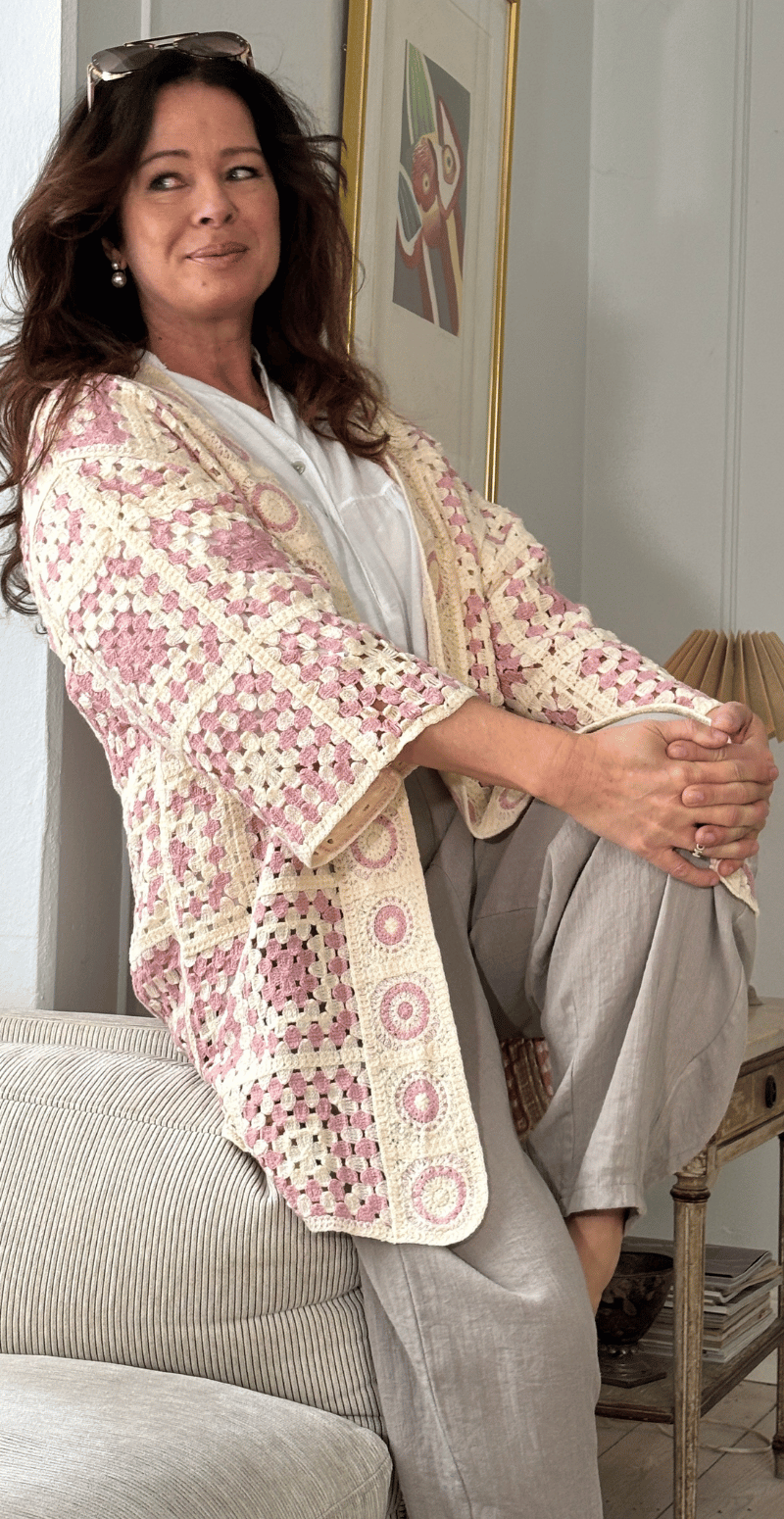 Mio mellemlang cardigan med hæklet firkanter rosa LikeLondon