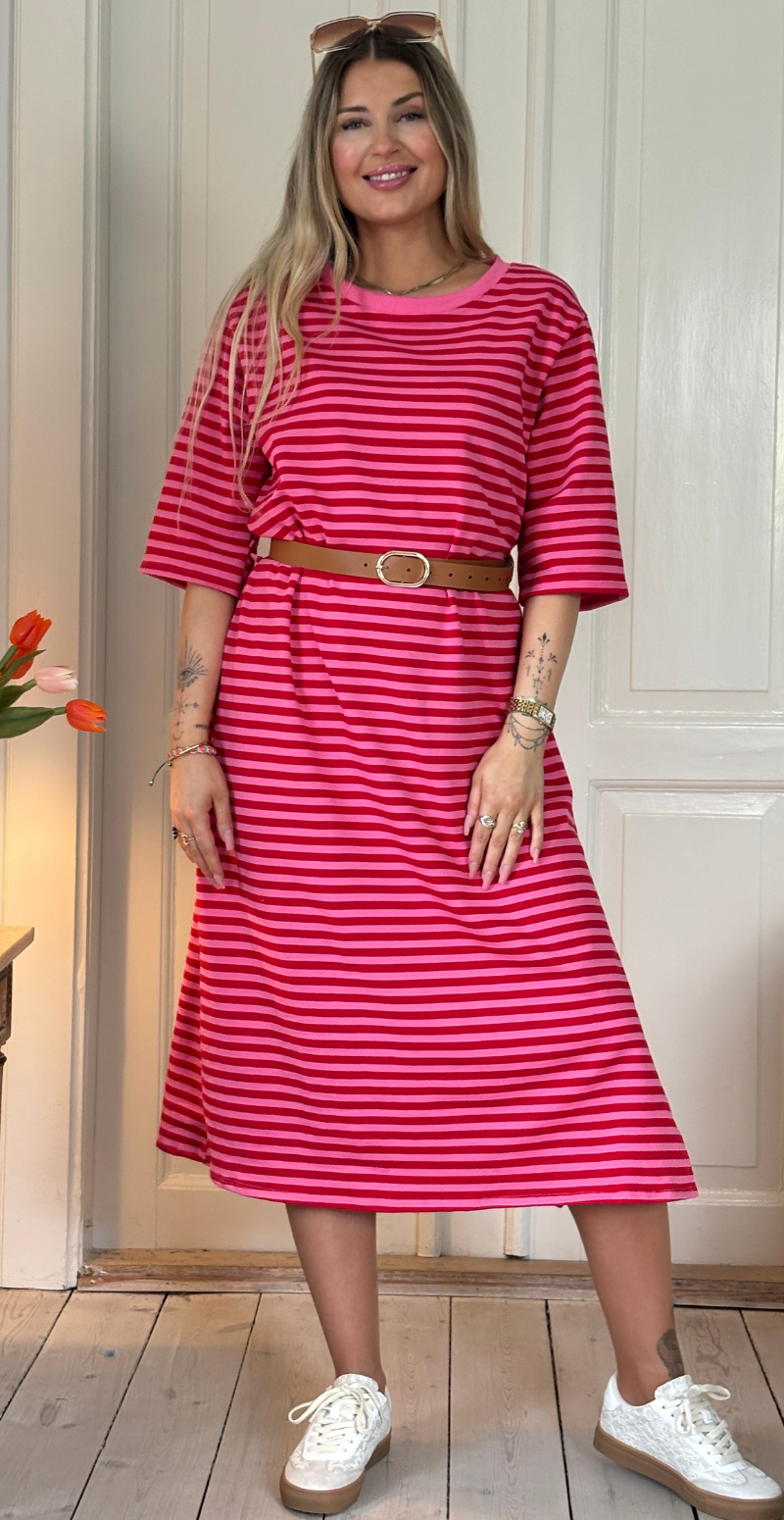 Zenia kjole med striber i pink/rød LikeLondon
