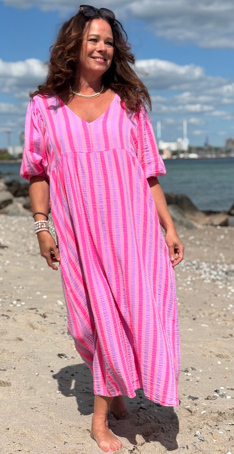 Zira lang kjole med striber og v-hals pink LikeLondon